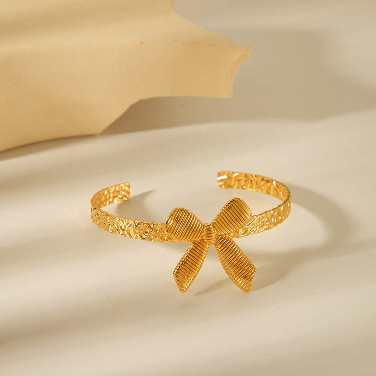 New 18K Gold Stainless Steel Bow Hammer Pattern Bracelet for Women, Fashionable and High-end Titanium Steel Bracelet
