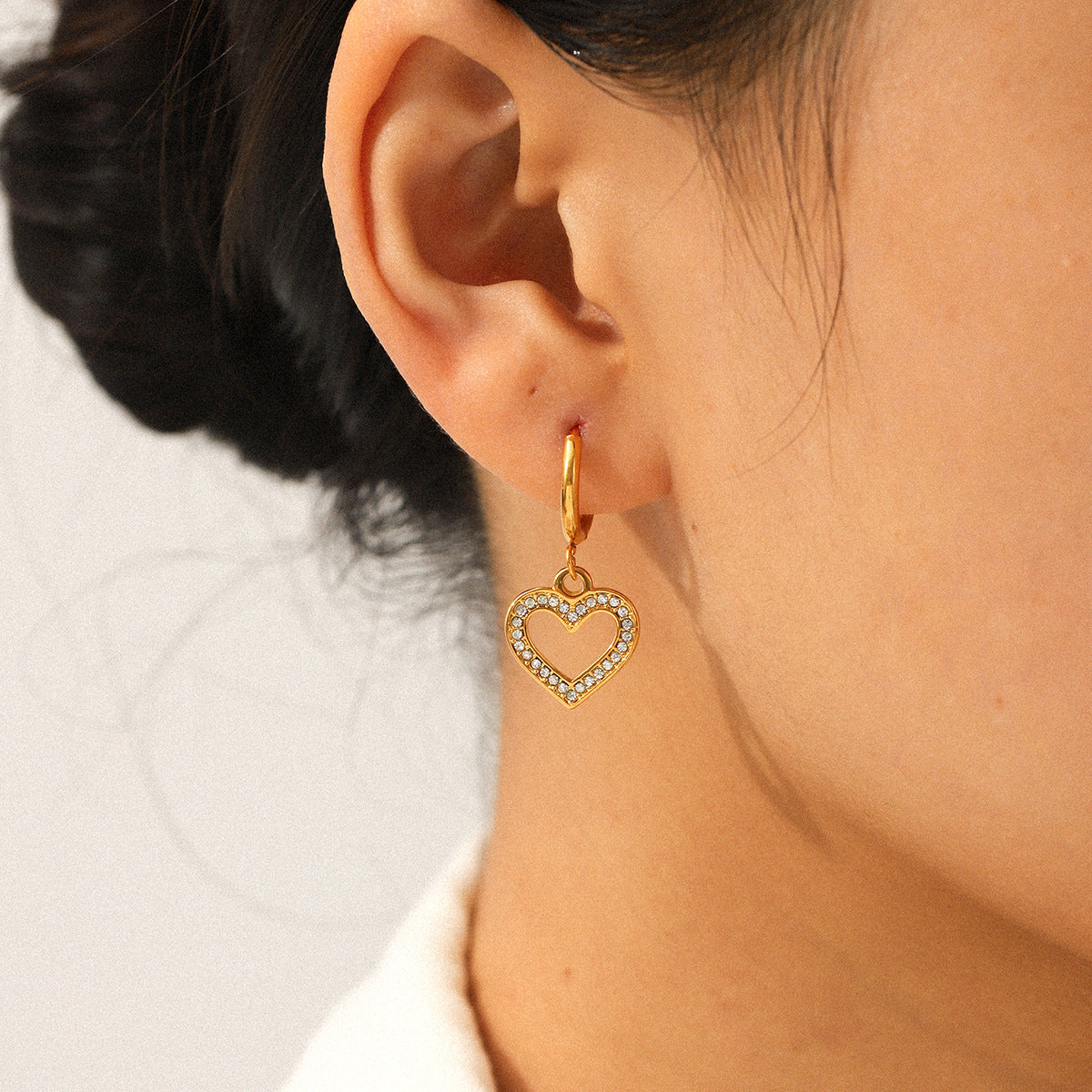 INS-style Hollowed-out Diamond-encrusted Heart-shaped Earrings for Women, Stainless Steel Earrings, Niche and High-end, 18k Gold Titanium Steel Earrings