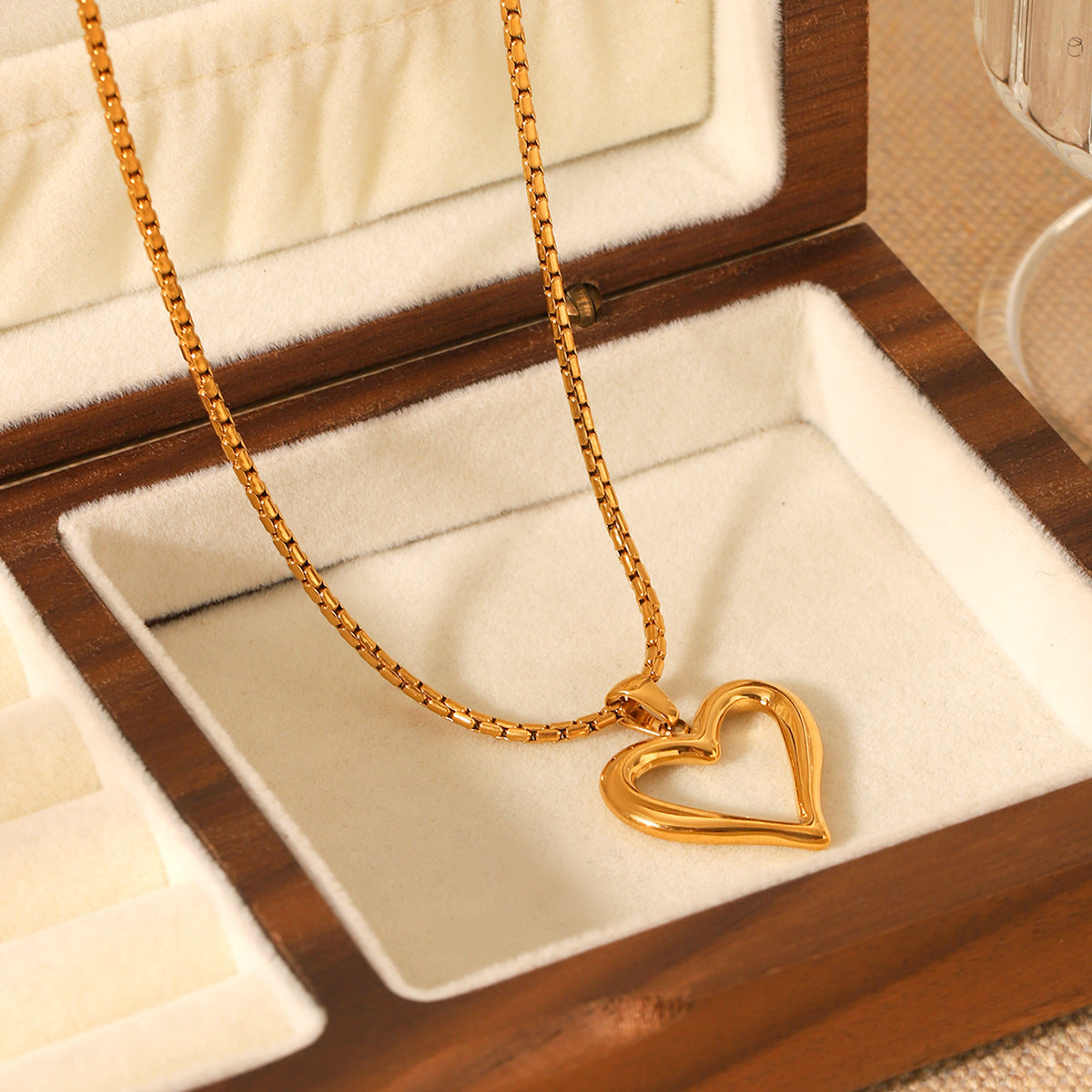 18K gold stainless steel hollow-out heart pendant necklace for women, fashionable and personalized, titanium steel, non-fading, clavicle chain