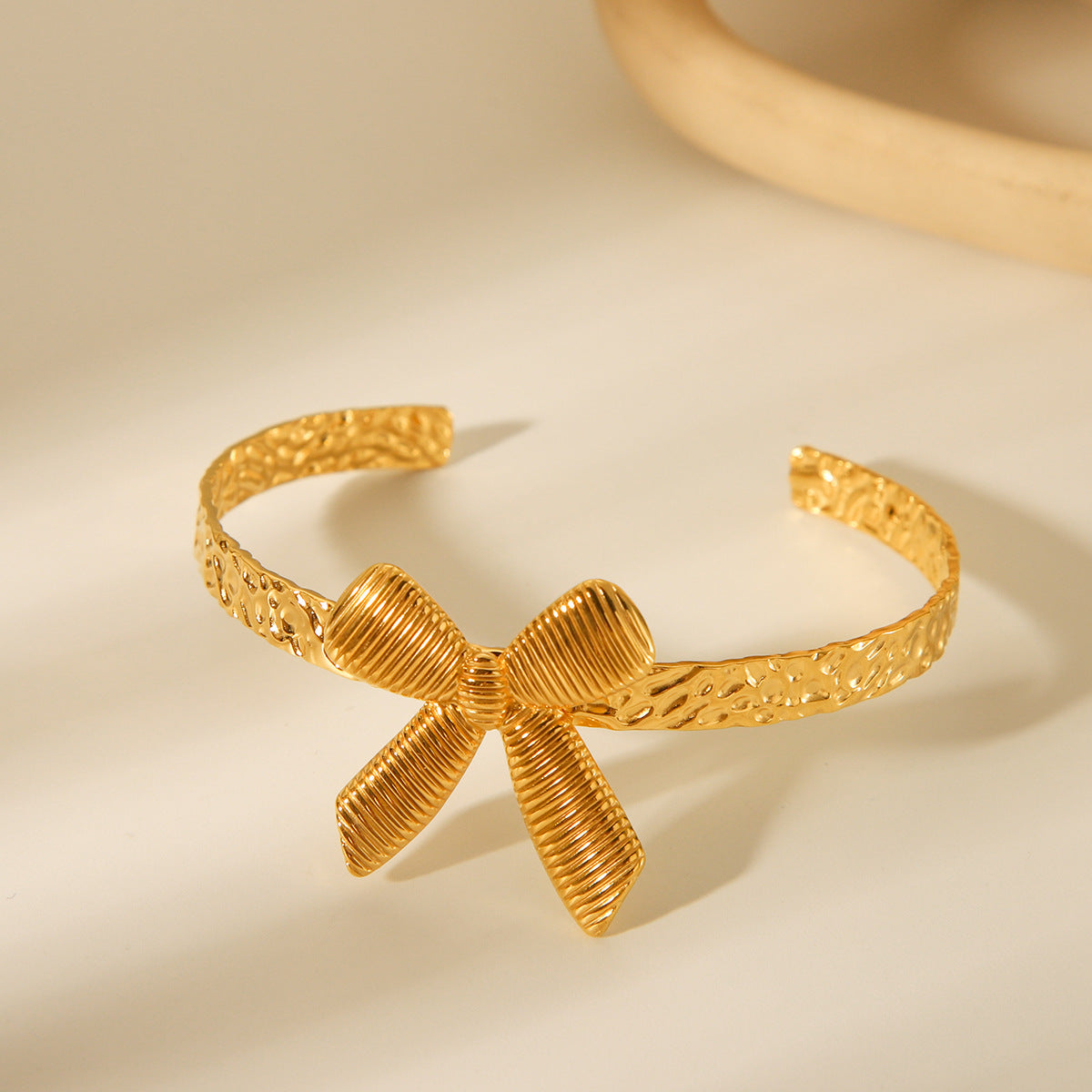 New 18K Gold Stainless Steel Bow Hammer Pattern Bracelet for Women, Fashionable and High-end Titanium Steel Bracelet