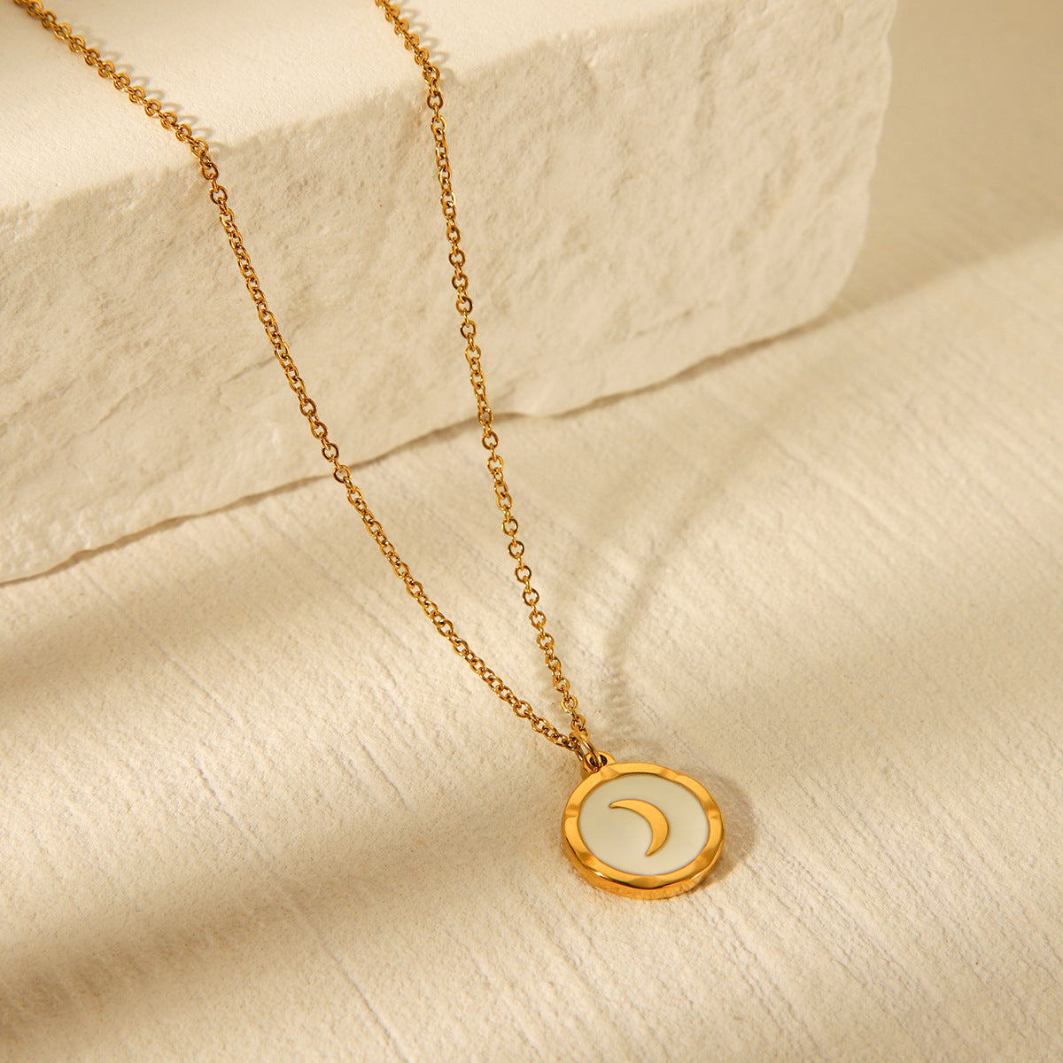 French Retro Round White Shell Moon Pendant, Stainless Steel Necklace, Fashionable and Versatile Titanium Steel Necklace for Women