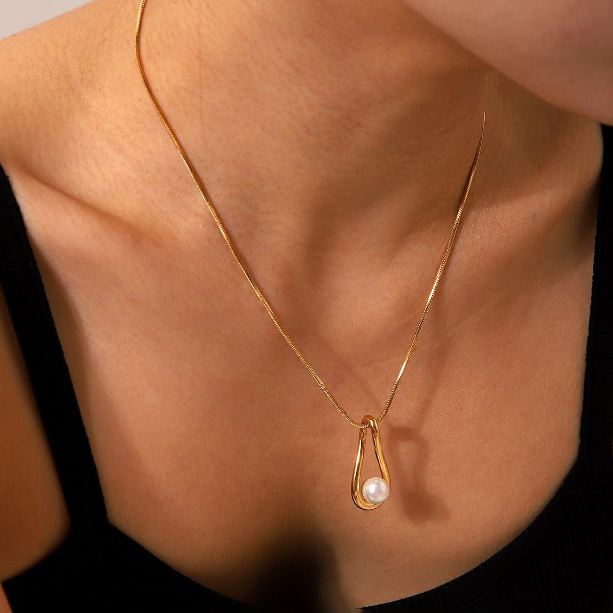 Stainless Steel Hollowed-out Water Droplet Pearl Pendant Necklace for Women, Elegant Clavicle Chain, High-end Titanium Steel Necklace