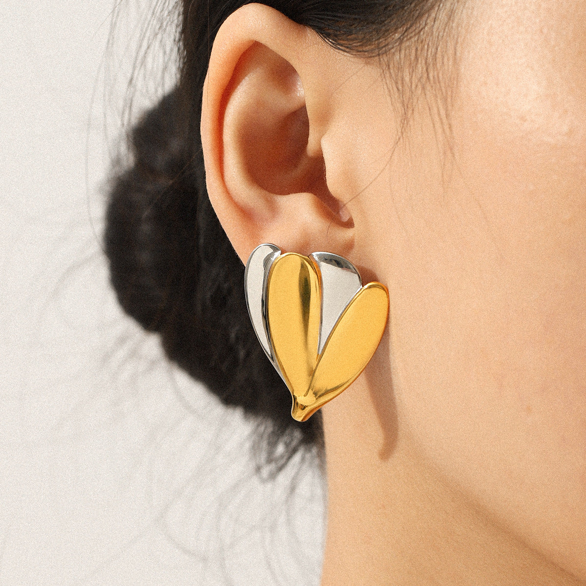 18K Gold Stainless Steel Earrings, Flower-shaped Ear Jewelry, Exuding A Sense of Light Luxury and High-end Quality, Made of Titanium Steel, Ensuring No Fading, and Featuring Ear Studs