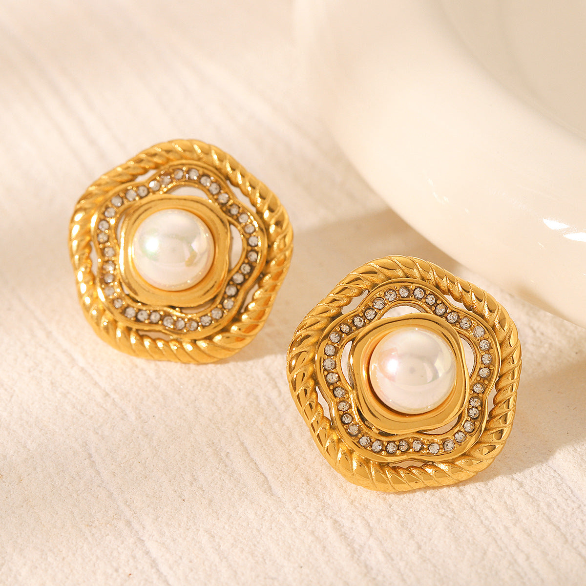 French-style Vintage 18k Gold Stainless Steel Earrings with Diamond-encrusted Flowers, Elegant and Luxurious Pearl Earrings for Women