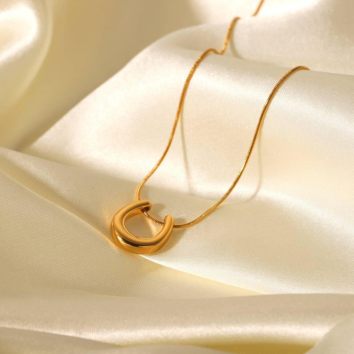 18K Gold Stainless Steel Necklace with U-shaped Horseshoe Pendant, Women's Titanium Steel Snake Bone Chain