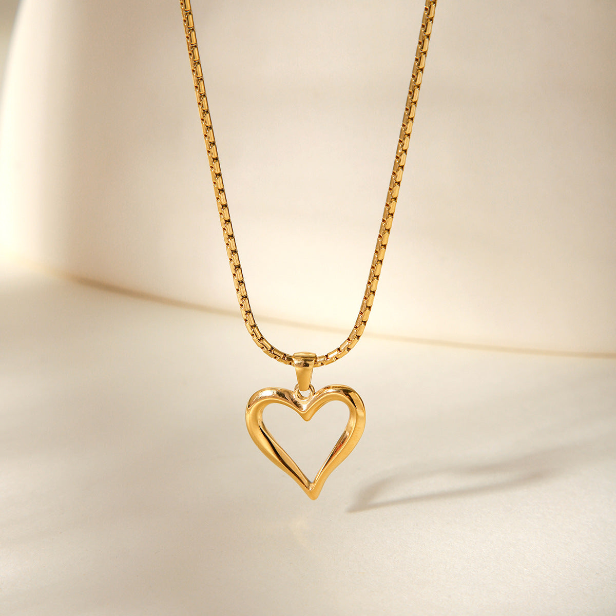 Hollow-out Heart-shaped Pendant Stainless Steel Necklace for Women, Fashionable and Versatile Titanium Steel Necklace Jewelry, Does Not Fade