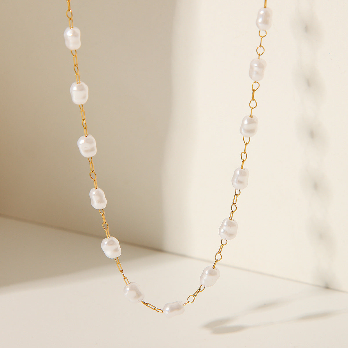 French retro palace style 18K gold-plated stainless steel pearl necklace for women, light luxury temperament, titanium steel, non-fading necklace