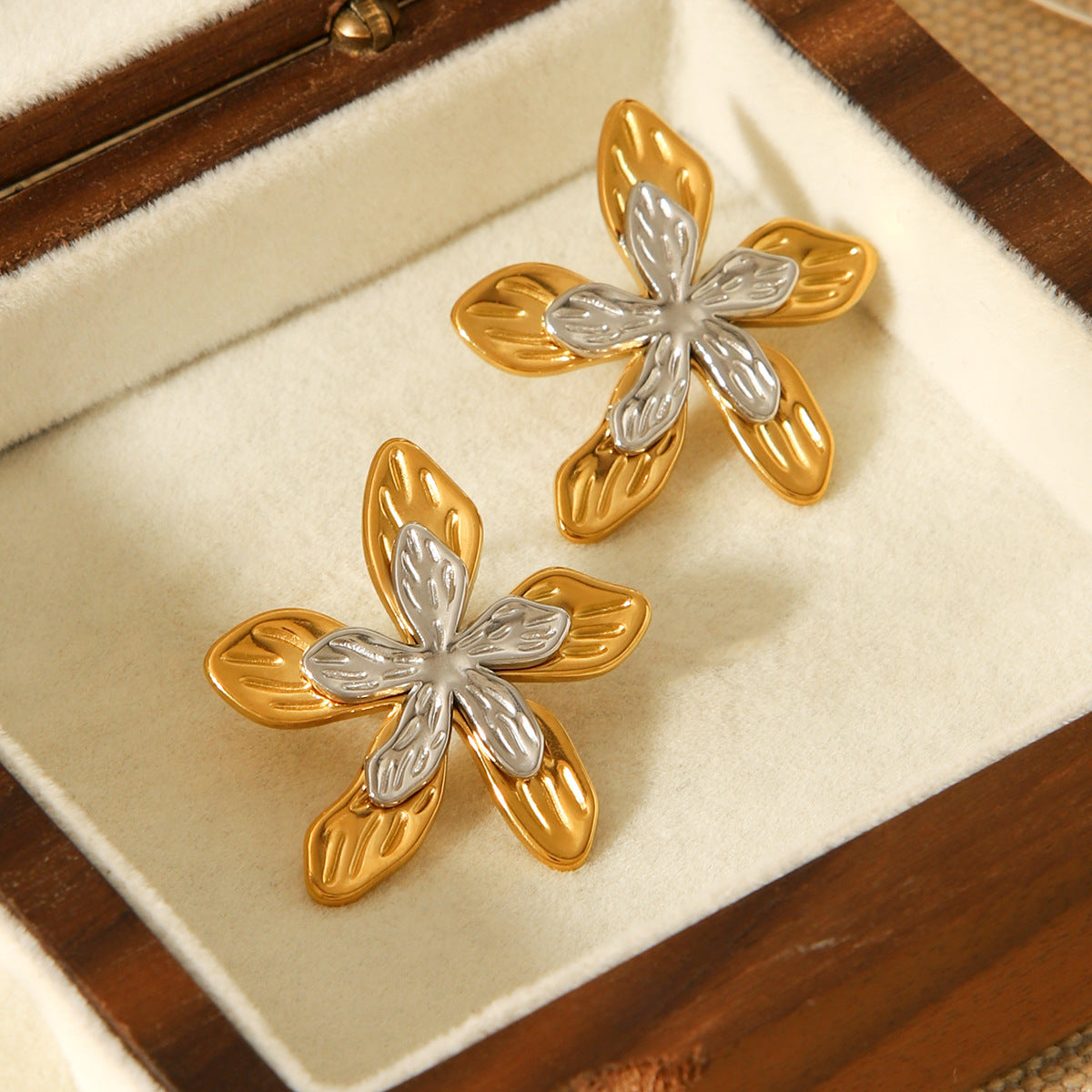 Gold and Silver Color-blocked Stainless Steel Five-petaled Flower Earrings, Exuding A Light Luxury and High-end Feel, Made of Titanium Steel Flowers, Ensuring No Fading, Making Them A Perfect Choice for Your Ear Adornment
