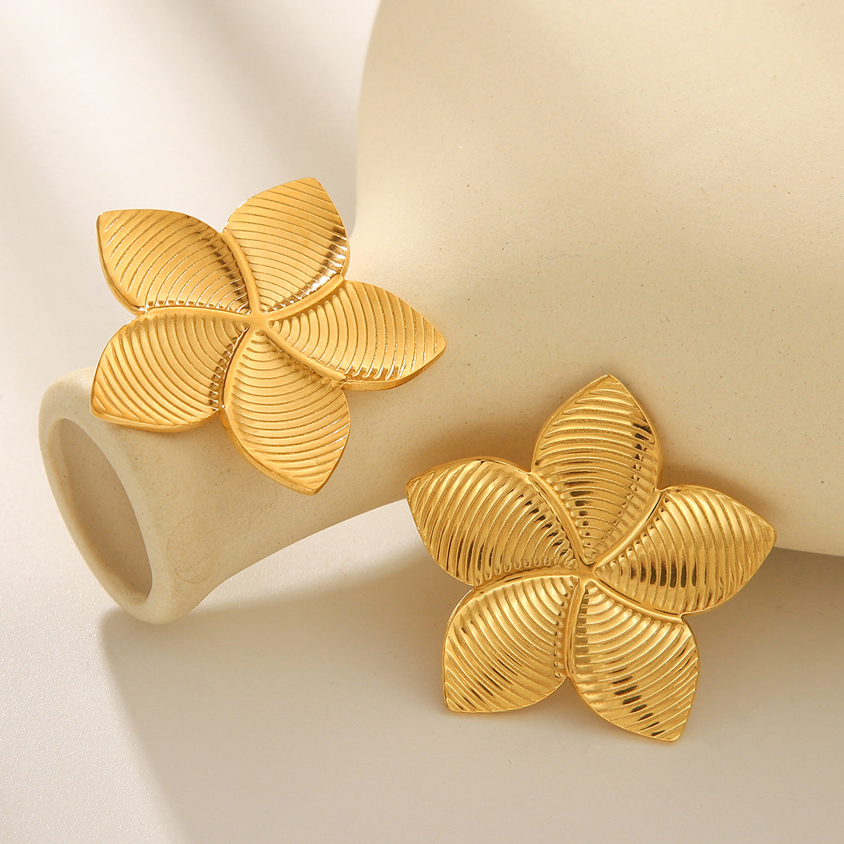 18k Gold Stainless Steel Rotating Blade Earrings for Women, Fashionable, Simple, and High-end Titanium Steel Earrings