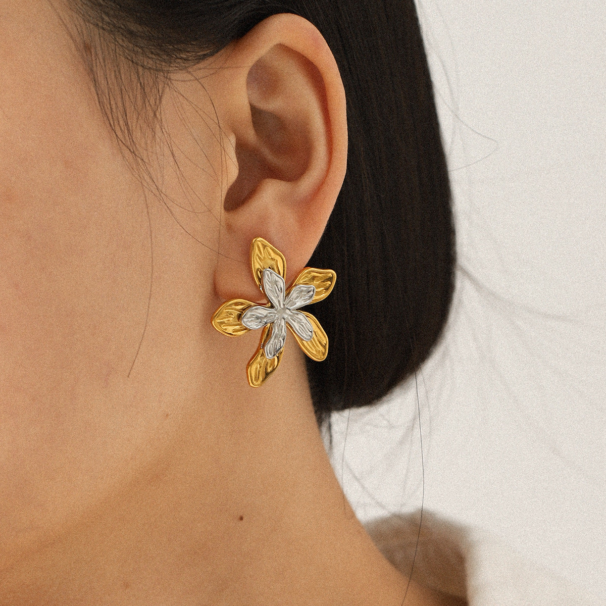 Gold and Silver Color-blocked Stainless Steel Five-petaled Flower Earrings, Exuding A Light Luxury and High-end Feel, Made of Titanium Steel Flowers, Ensuring No Fading, Making Them A Perfect Choice for Your Ear Adornment