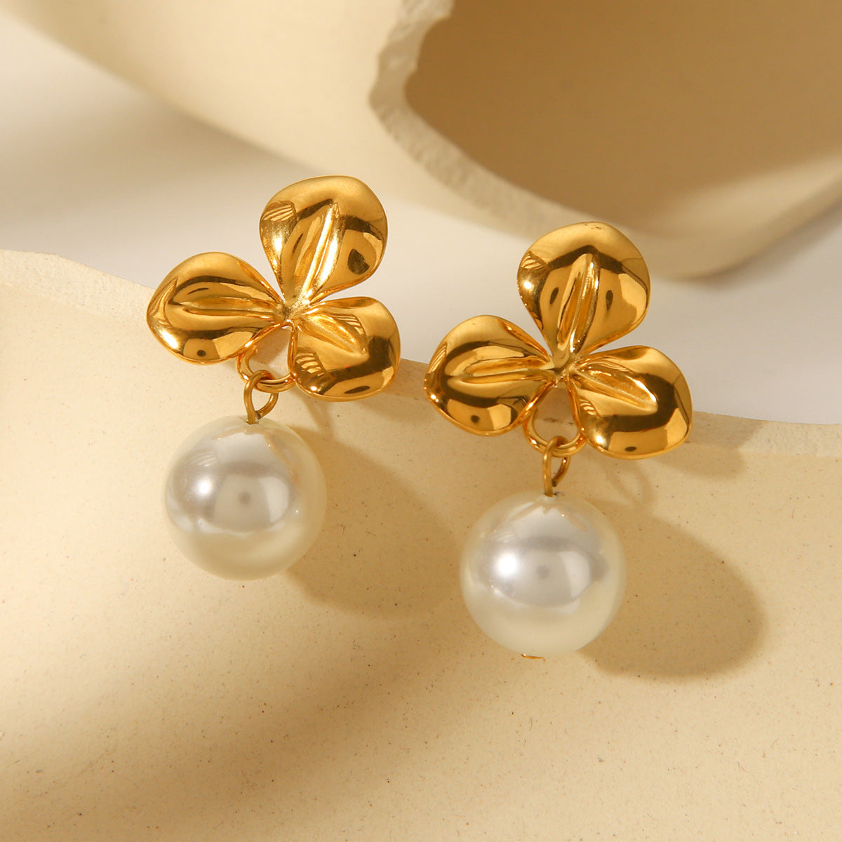 French Vintage Style Earrings, 18k Gold Stainless Steel Flower Earrings, Featuring A Sense of Design and Temperament, Versatile Pearl Earrings
