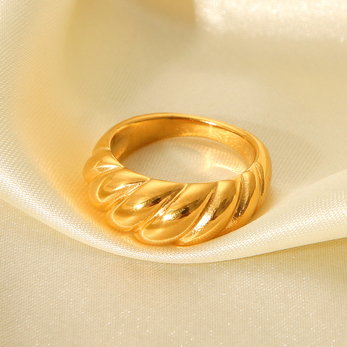 New fashionable and personalized trendy titanium steel ring for women, stainless steel, with a sheep horn shape, does not fade