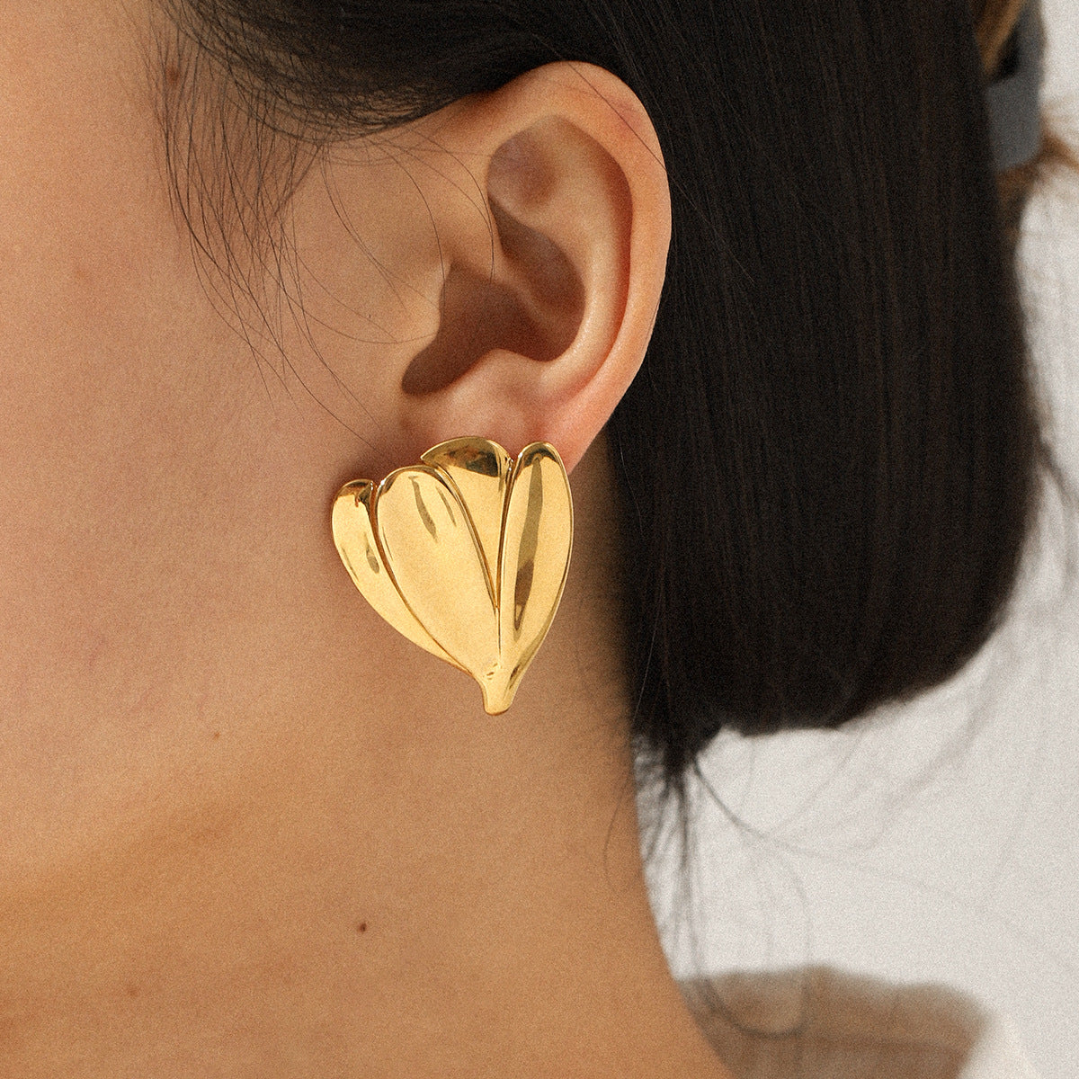 18K Gold Stainless Steel Earrings, Flower-shaped Ear Jewelry, Exuding A Sense of Light Luxury and High-end Quality, Made of Titanium Steel, Ensuring No Fading, and Featuring Ear Studs