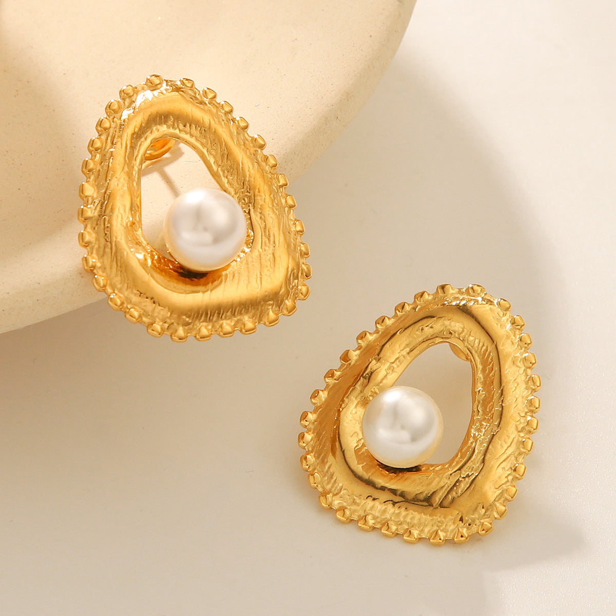 French Vintage Style Pearl Earrings, 18K Gold-plated Stainless Steel Earrings for Women, Fashionable and Elegant, High-end Titanium Steel Earrings