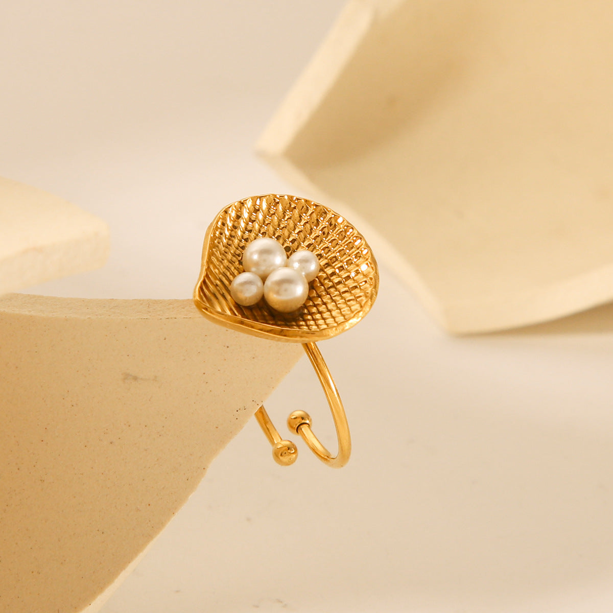 Ocean Wind Jewelry 18K Gold Stainless Steel Scallop Ring for Women, Elegant and High-End Pearl Finger Ring