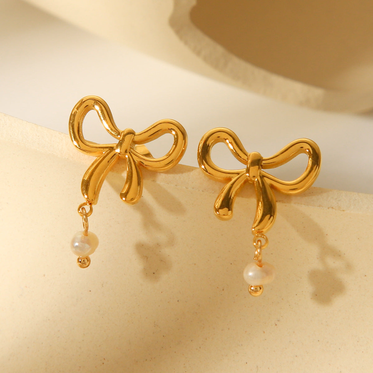 Fashionable 18K gold stainless steel bow earrings with freshwater pearl earrings, versatile earrings for women's temperament