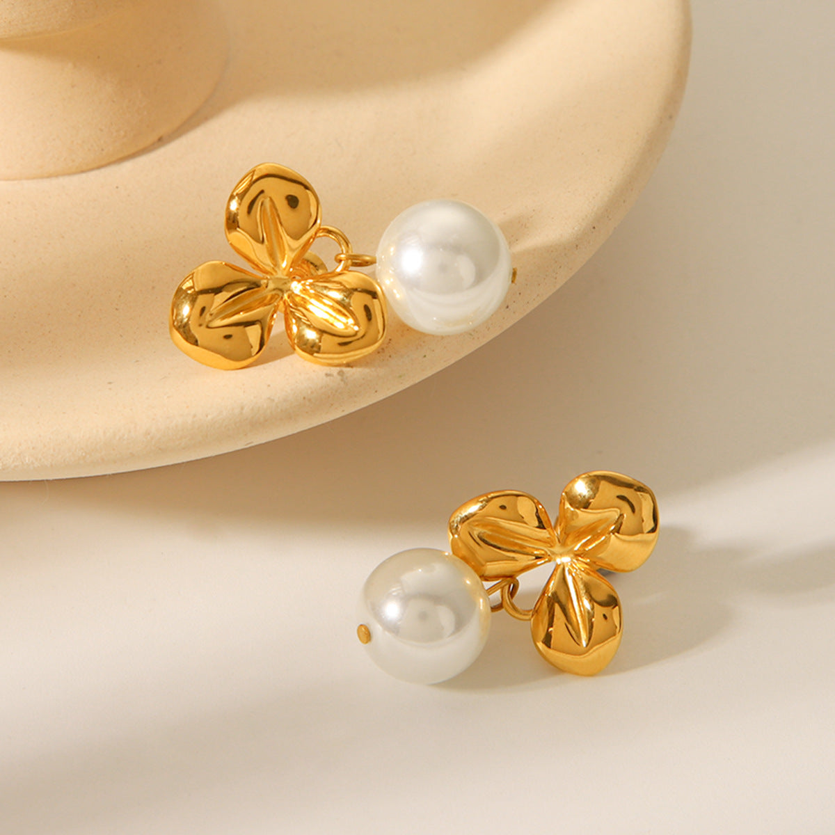 French Vintage Style Earrings, 18k Gold Stainless Steel Flower Earrings, Featuring A Sense of Design and Temperament, Versatile Pearl Earrings