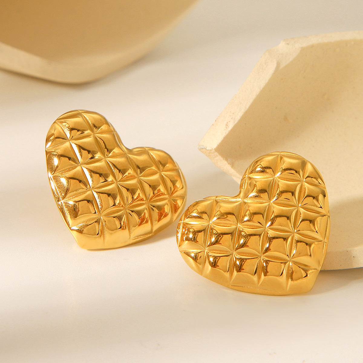 Diamond-pattern Stainless Steel Heart-shaped Earrings with 18K Gold-plated Studs for Women, Exuding A High-end Feel