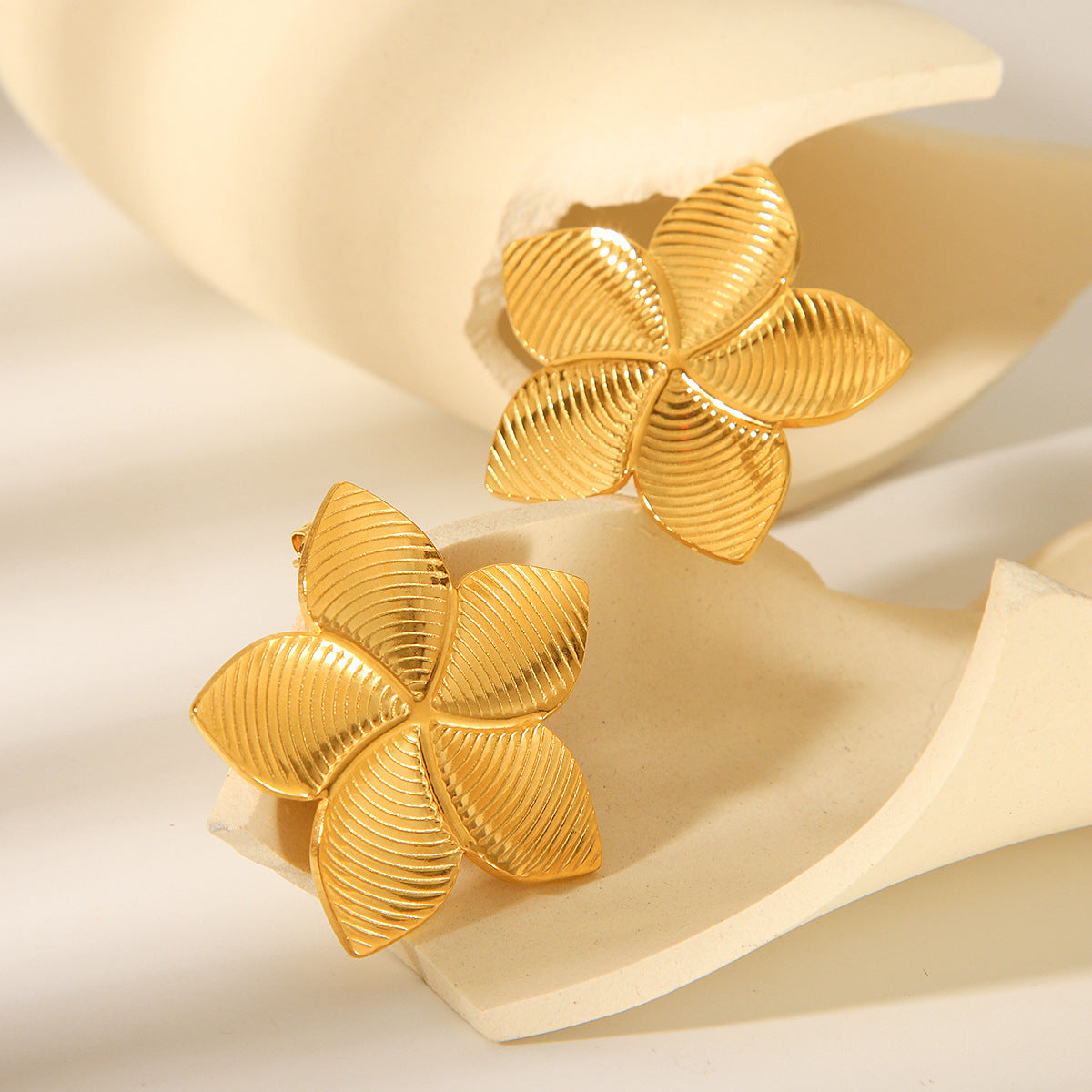 18k Gold Stainless Steel Rotating Blade Earrings for Women, Fashionable, Simple, and High-end Titanium Steel Earrings