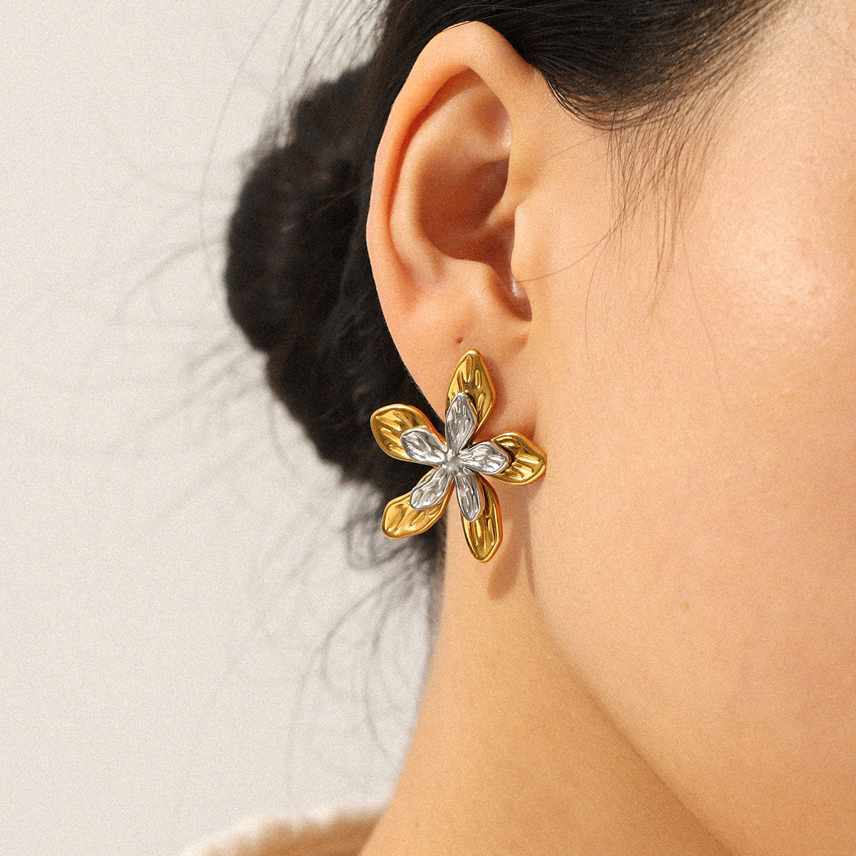 Gold and Silver Color-blocked Stainless Steel Five-petaled Flower Earrings, Exuding A Light Luxury and High-end Feel, Made of Titanium Steel Flowers, Ensuring No Fading, Making Them A Perfect Choice for Your Ear Adornment