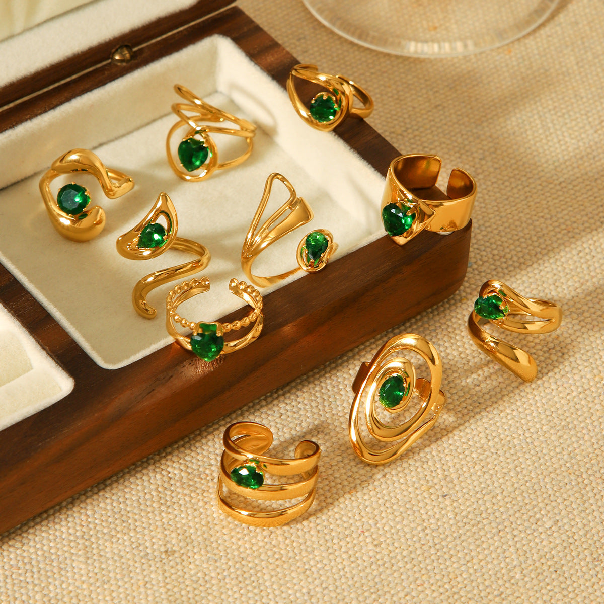 Stainless Steel Ring with Green Zircon Inlay for Women, Non-fading Titanium Steel Ring, Light Luxury and High-end Hand Jewelry