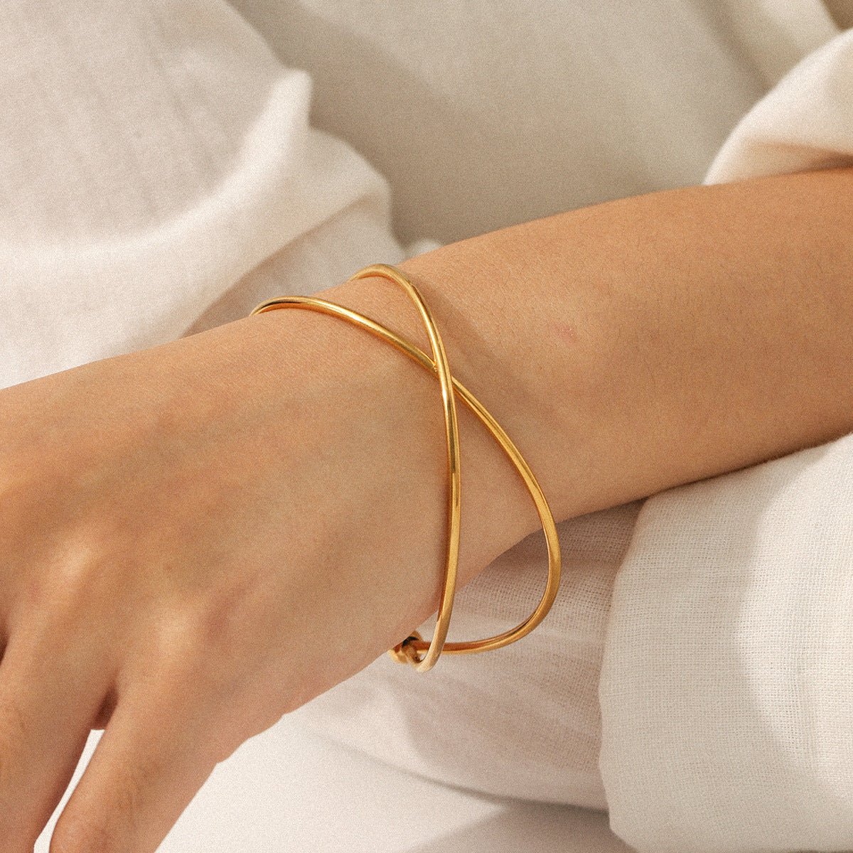 18k Gold Jewelry Stainless Steel Line Cross Opening Bracelet Simple and Easy To Match Titanium Steel Bracelet