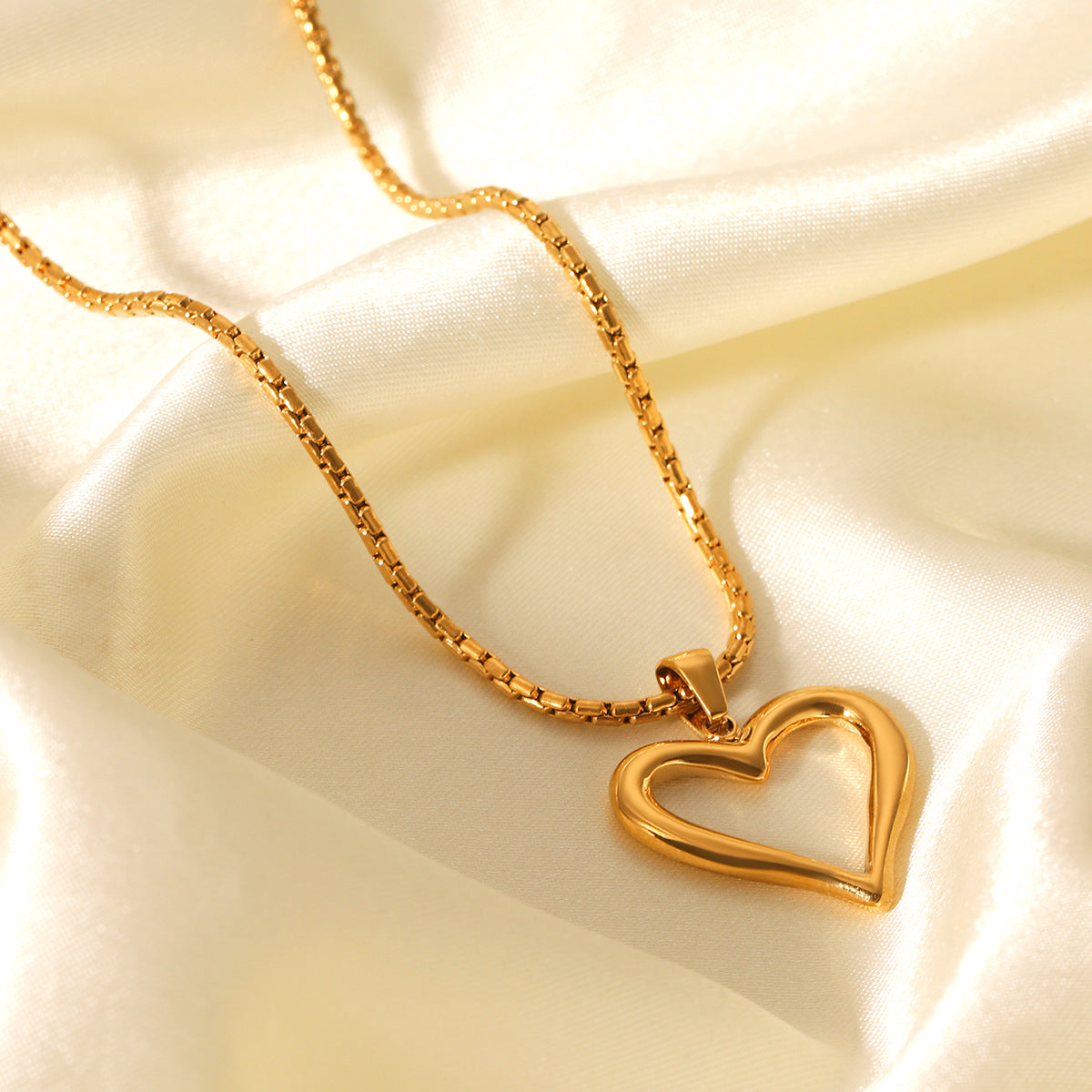 18K gold stainless steel hollow-out heart pendant necklace for women, fashionable and personalized, titanium steel, non-fading, clavicle chain