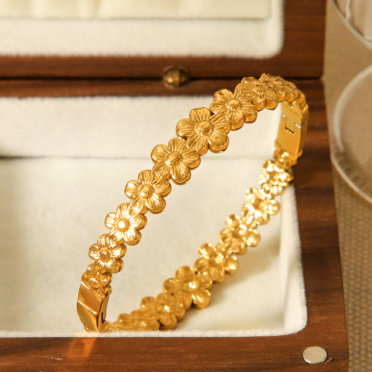 18K gold-plated stainless steel flower-shaped bracelet for women, light luxury, personalized titanium bracelet, Ins-style floral jewelry