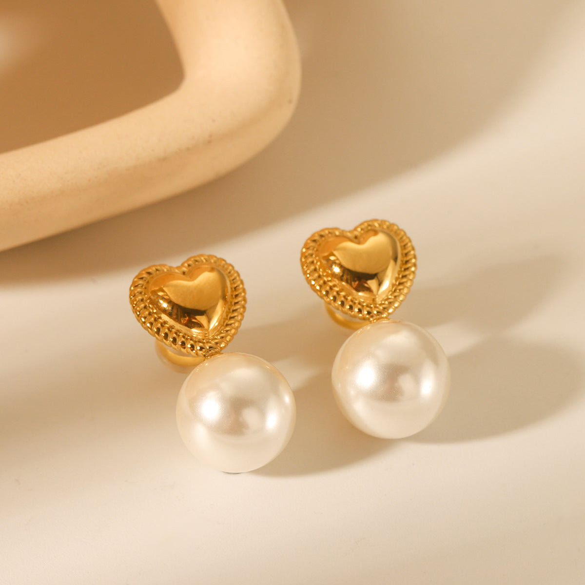 Fashionable and personalized earrings made of 18K gold stainless steel with heart-shaped earrings for women's temperament, versatile pearl earrings