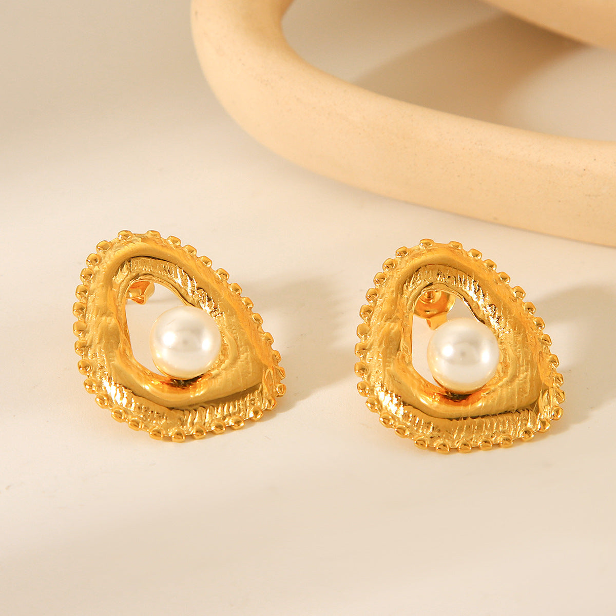 French Vintage Style Pearl Earrings, 18K Gold-plated Stainless Steel Earrings for Women, Fashionable and Elegant, High-end Titanium Steel Earrings