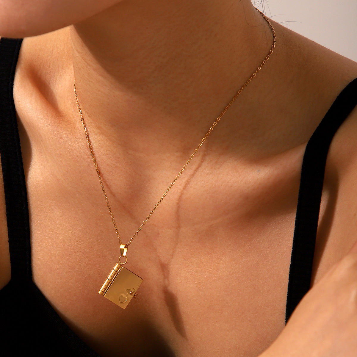 Stainless Steel Couple's Book Pendant Necklace, Heart-shaped Opening and Closing Book, Fashionable and Versatile Collar Chain for Women