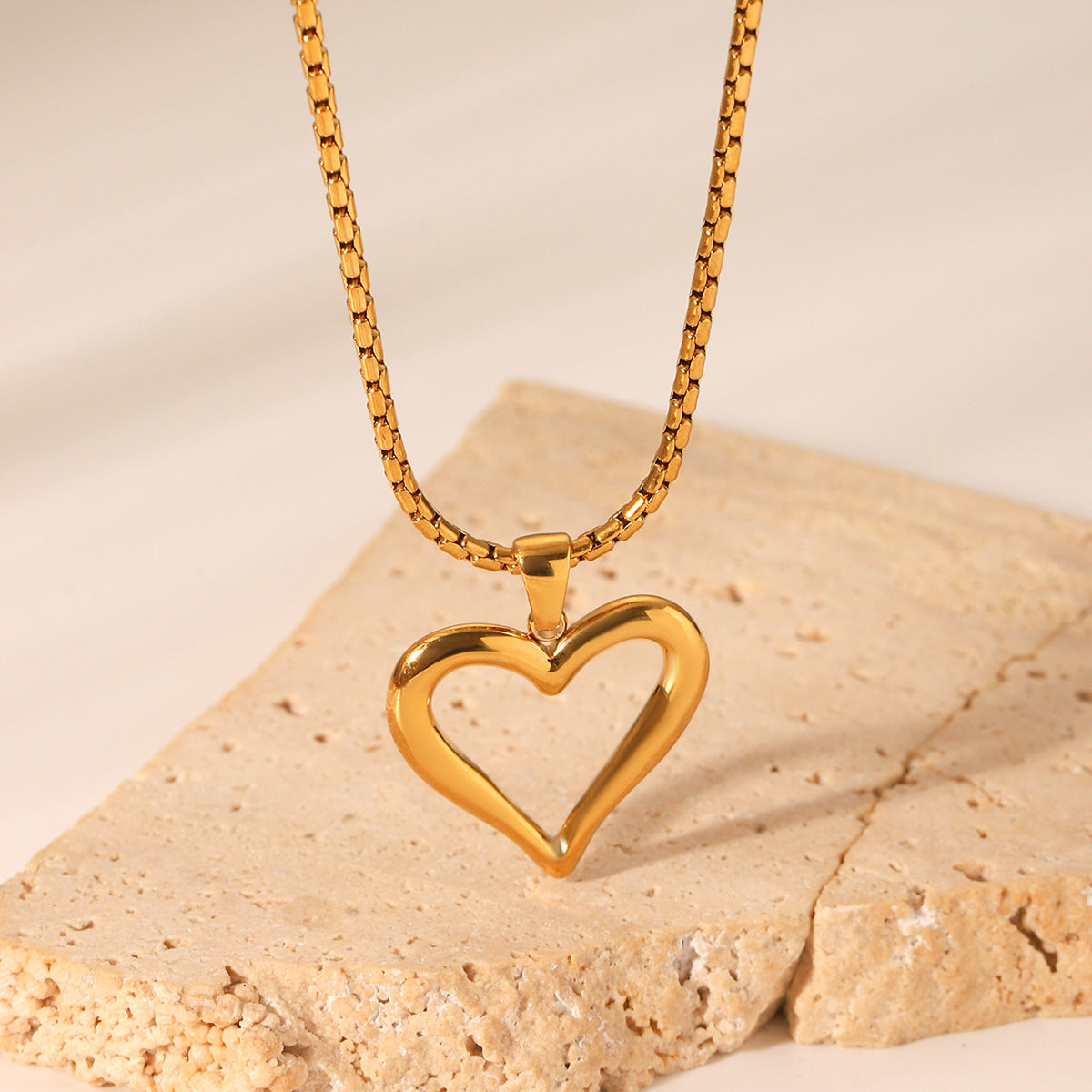 18K gold stainless steel hollow-out heart pendant necklace for women, fashionable and personalized, titanium steel, non-fading, clavicle chain