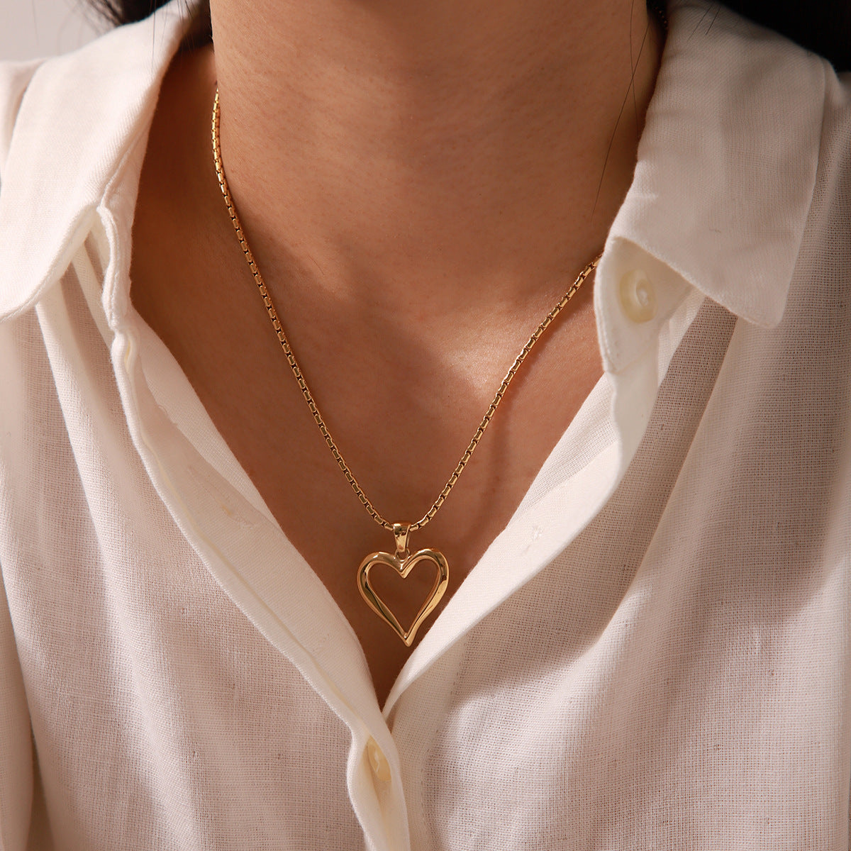 Hollow-out Heart-shaped Pendant Stainless Steel Necklace for Women, Fashionable and Versatile Titanium Steel Necklace Jewelry, Does Not Fade