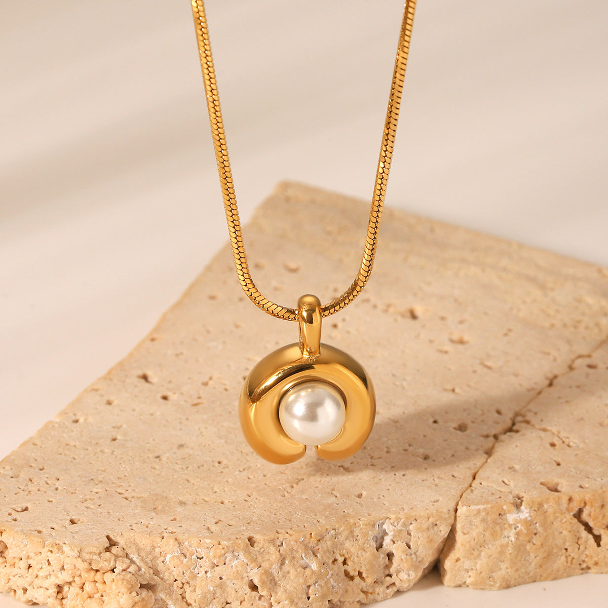 C-shaped 18K Gold Stainless Steel Pendant Necklace with Pearl Inlay, Women's High-end Necklace, Titanium Steel Necklace, Does Not Fade