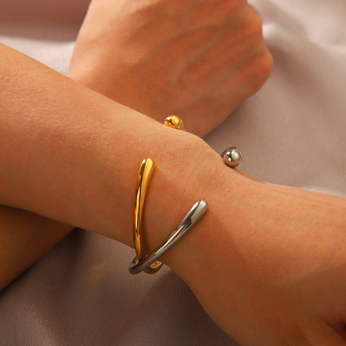 Simple and Sleek, Textured Titanium Steel Open Bracelet for Women, Cool and Light Luxury, Non-fading, 18K Gold Bracelet