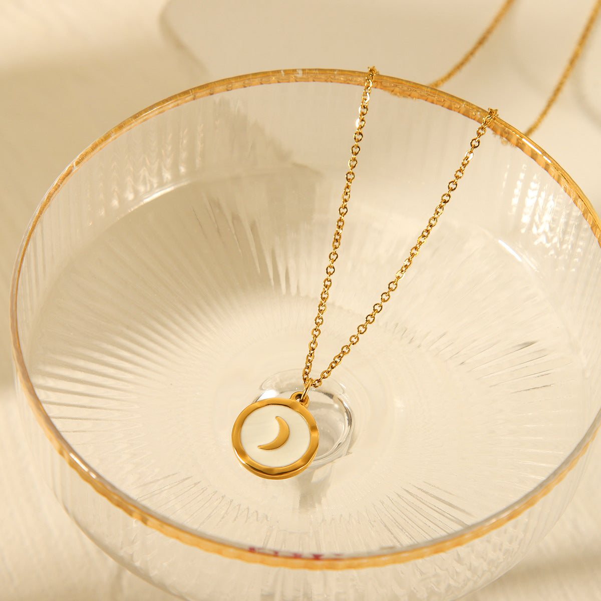 French Retro Round White Shell Moon Pendant, Stainless Steel Necklace, Fashionable and Versatile Titanium Steel Necklace for Women