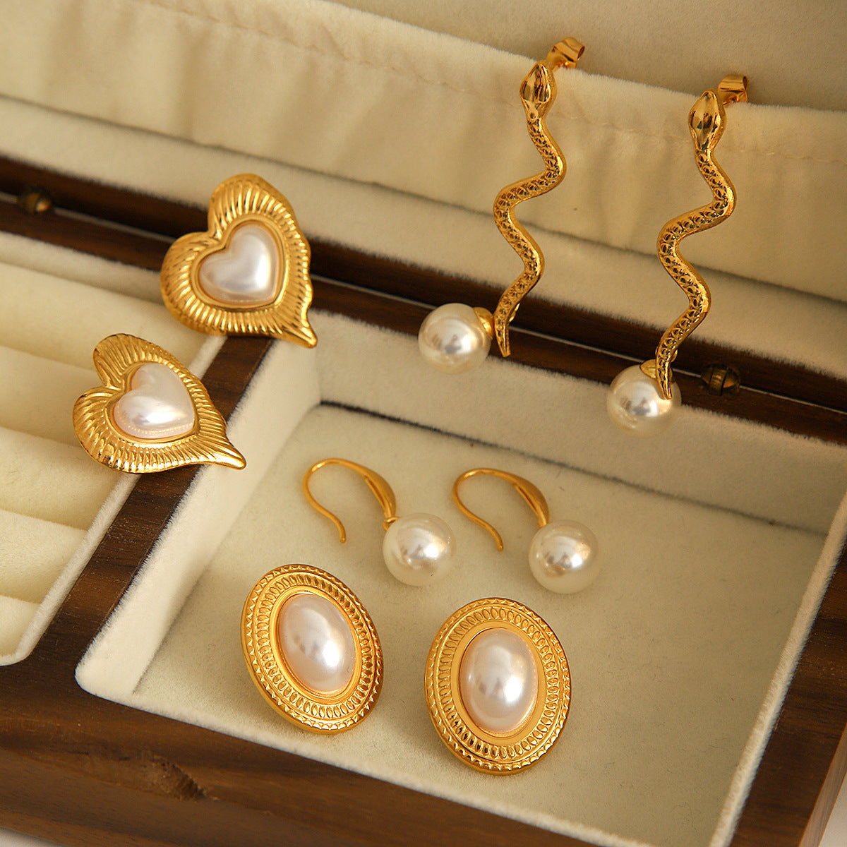 Stainless Steel Gold-plated Heart-shaped Pearl Earrings INS Style French High-end Feeling Gold Snake Titanium Steel Earrings for Women