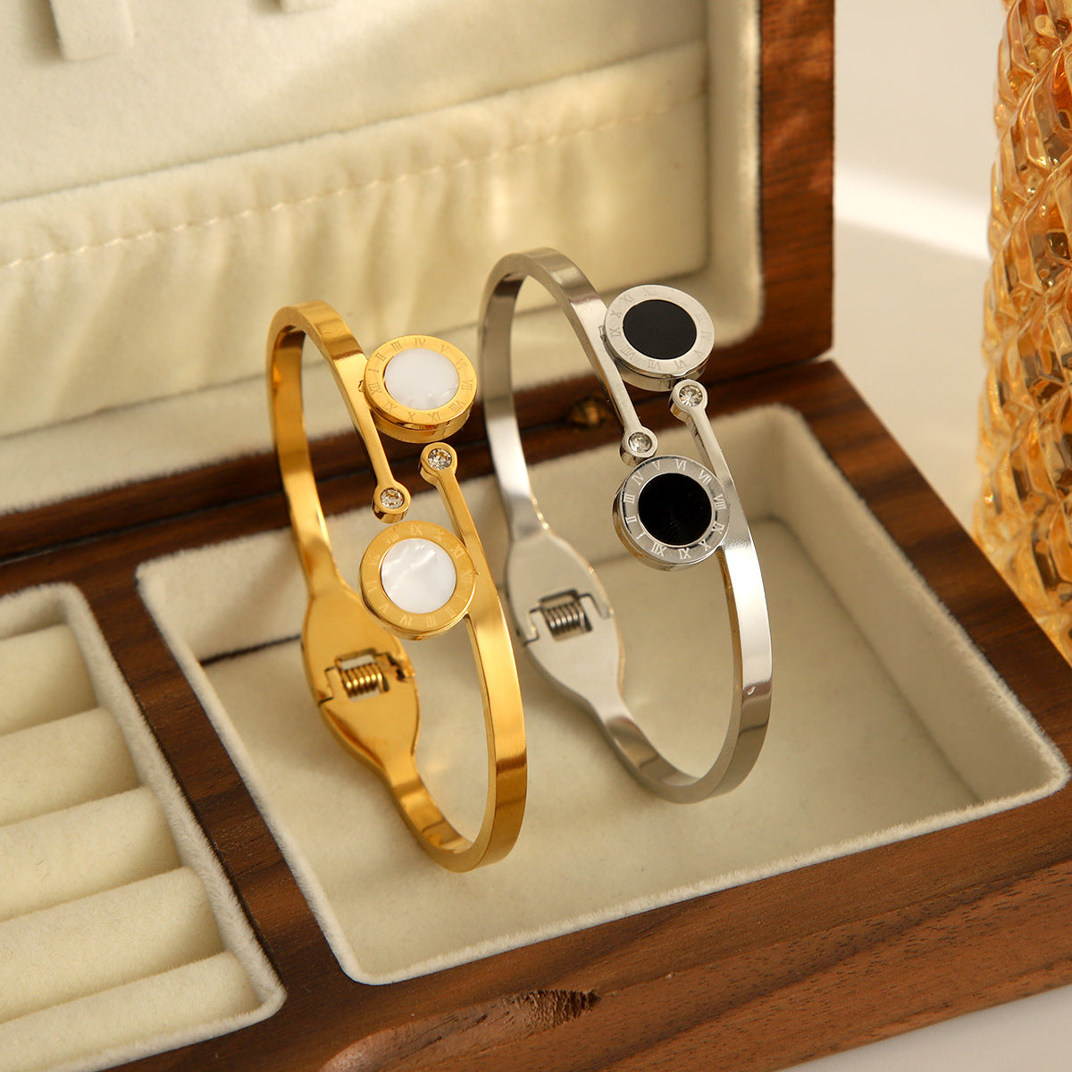 Light Luxury Titanium Steel Bracelet for Women, Non-fading Stainless Steel Jewelry, Inlaid with Mother-of-pearl Bracelet Jewelry