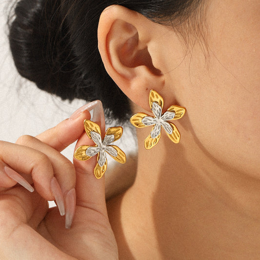 Gold and Silver Color-blocked Stainless Steel Five-petaled Flower Earrings, Exuding A Light Luxury and High-end Feel, Made of Titanium Steel Flowers, Ensuring No Fading, Making Them A Perfect Choice for Your Ear Adornment
