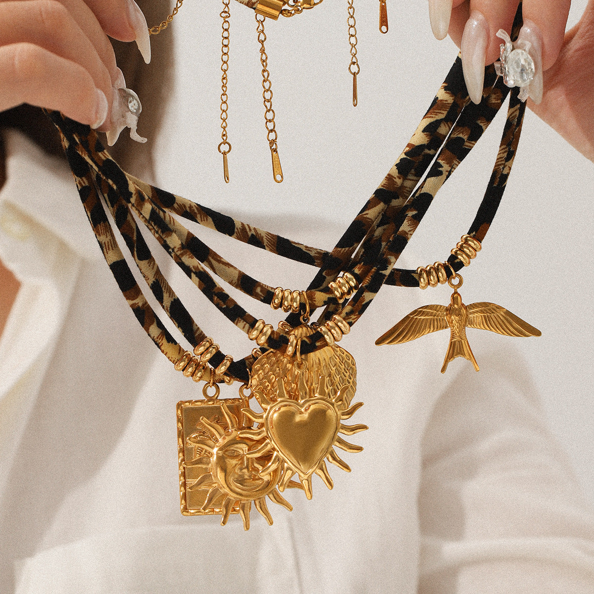 Stainless Steel Shell Sun Pendant Necklace Leopard Fur Rope Design Statement Necklace with Exaggerated Style