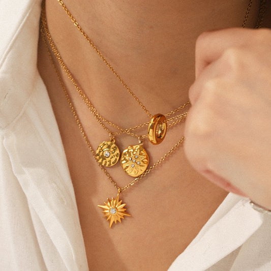 High-end Titanium Steel Necklace with 18K Gold Stainless Steel Hammered Texture Round Plate, Diamond-Encrusted Octagram Pendant Necklace