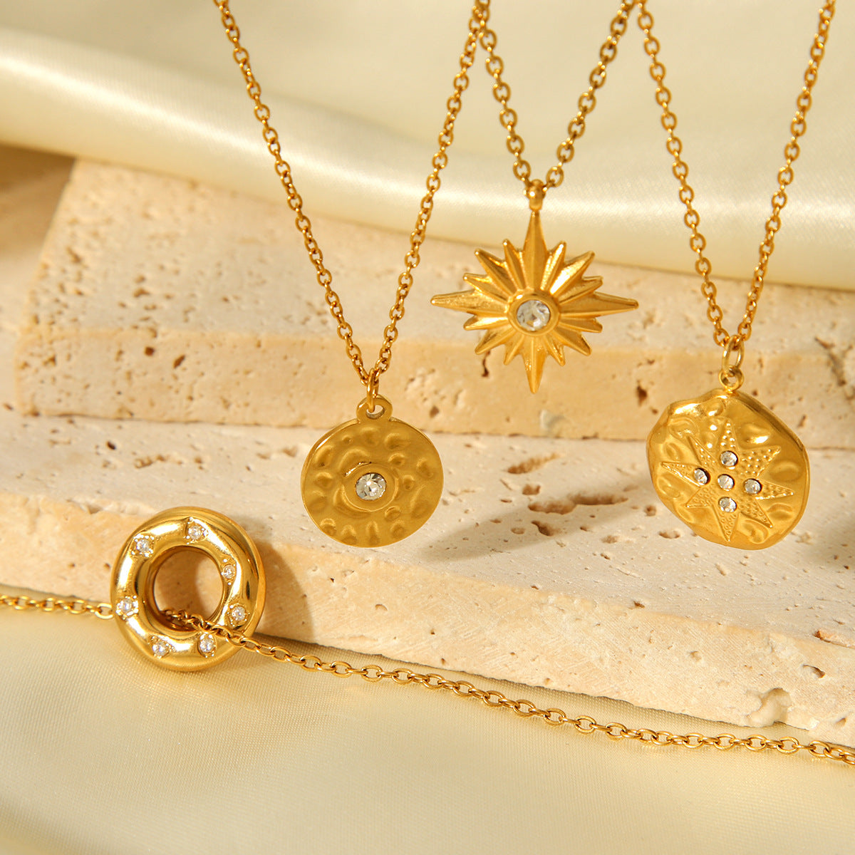 High-end Titanium Steel Necklace with 18K Gold Stainless Steel Hammered Texture Round Plate, Diamond-Encrusted Octagram Pendant Necklace