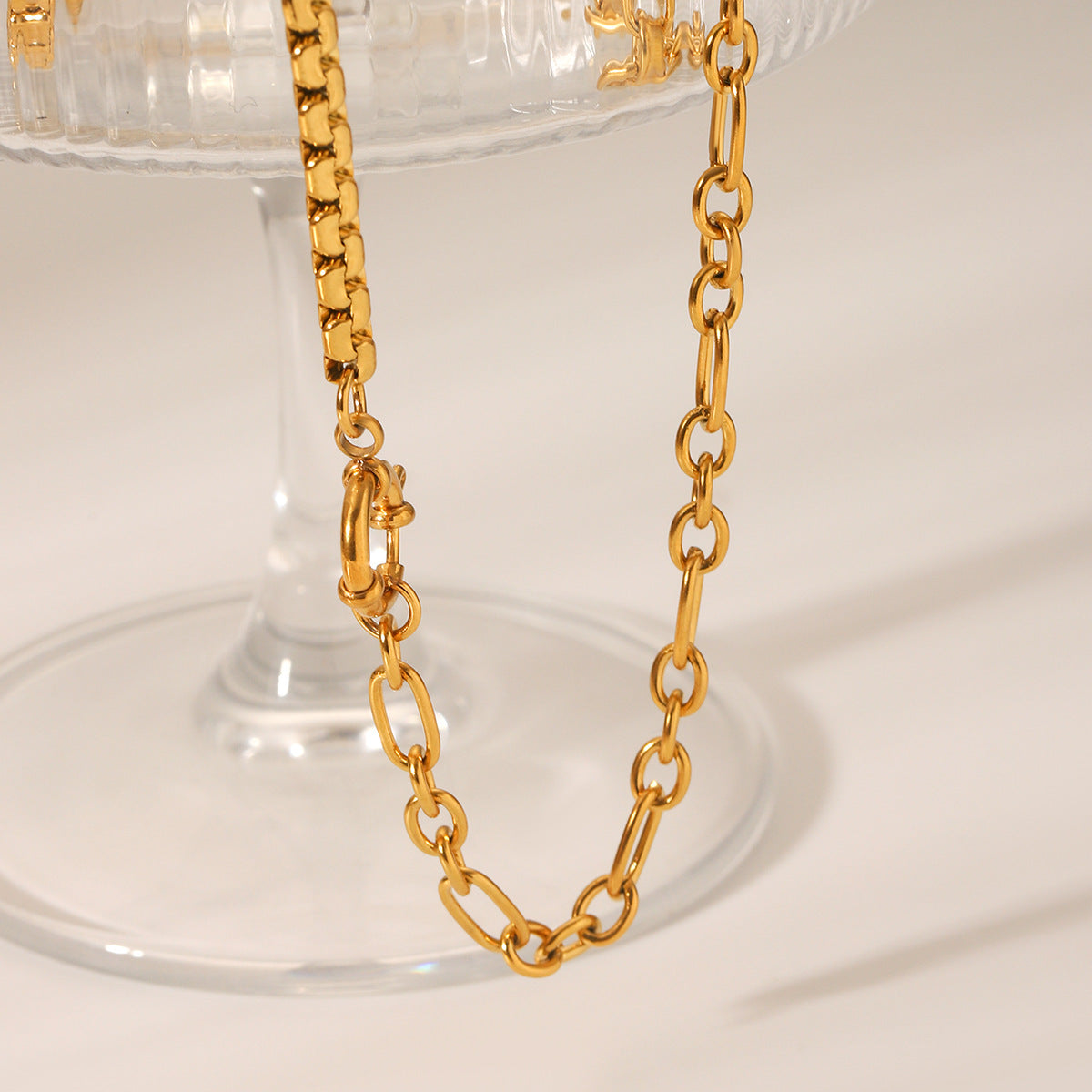INS-style Titanium Steel Necklace with 18K Gold-plated Spring Clasp, Featuring A Spliced Stainless Steel Chain and A High-end Clavicle Chain