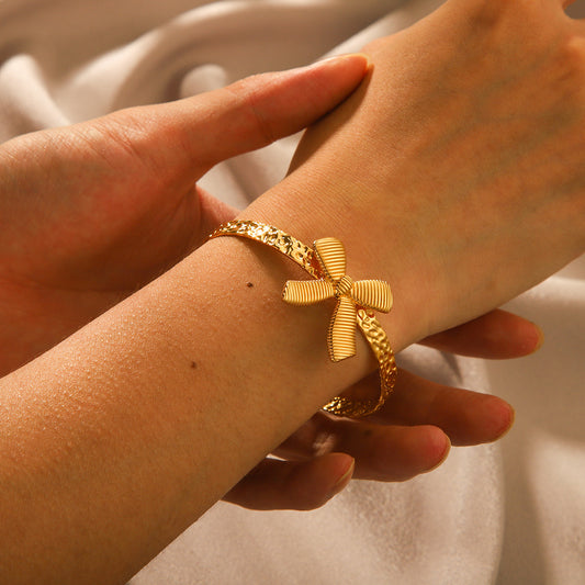 New 18K Gold Stainless Steel Bow Hammer Pattern Bracelet for Women, Fashionable and High-end Titanium Steel Bracelet