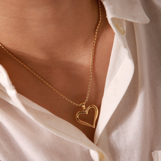 Hollow-out Heart-shaped Pendant Stainless Steel Necklace for Women, Fashionable and Versatile Titanium Steel Necklace Jewelry, Does Not Fade