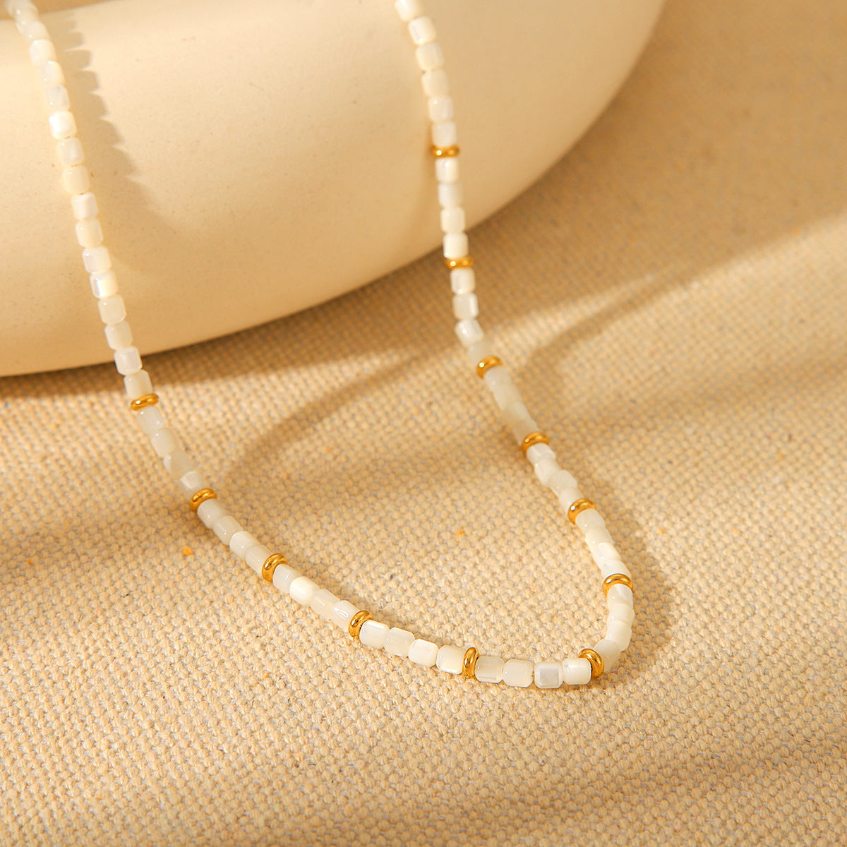 Fashionable Online Celebrity White Mother-of-pearl Necklace for Women, Niche Design, High-end Feel, Clavicle Chain, Versatile Necklace