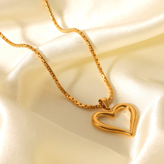 18K gold stainless steel hollow-out heart pendant necklace for women, fashionable and personalized, titanium steel, non-fading, clavicle chain