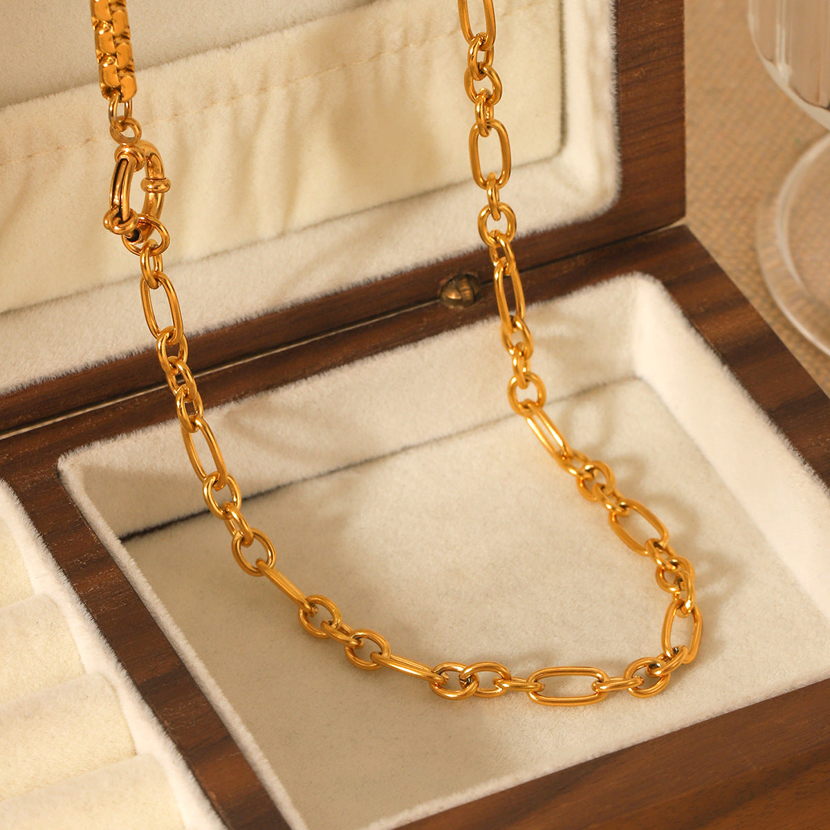 INS-style Titanium Steel Necklace with 18K Gold-plated Spring Clasp, Featuring A Spliced Stainless Steel Chain and A High-end Clavicle Chain