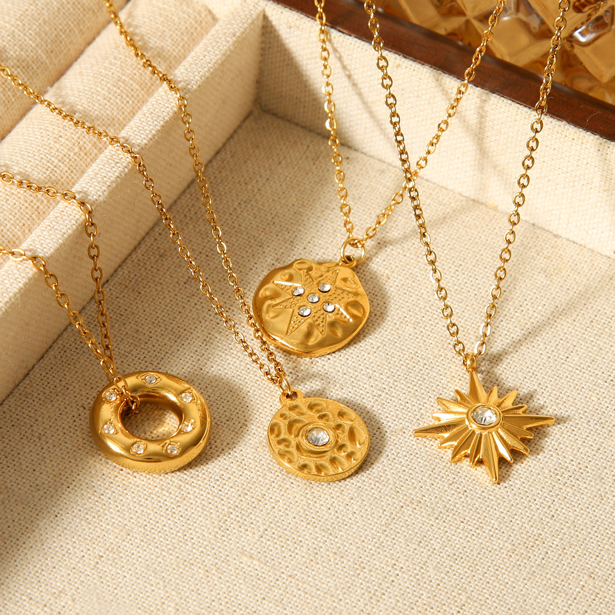 High-end Titanium Steel Necklace with 18K Gold Stainless Steel Hammered Texture Round Plate, Diamond-Encrusted Octagram Pendant Necklace